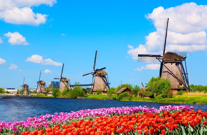 How Does a Countryside and Windmills Tour Amsterdam Showcase the Netherlands Beyond the City?