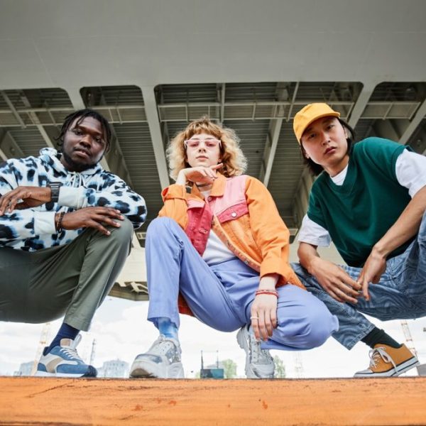 Streetwear Fashion Guide: Popular Brands, Oversized Styling, Sneakers, Layering Techniques, Accessories, and Current Trends